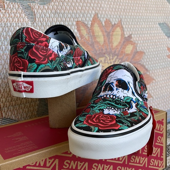 Vans WMNS Classic Slip-0n
Rose Skulls Black/True White 
VN0A7Q5D6BT
Sneakers - Picture 3 of 16